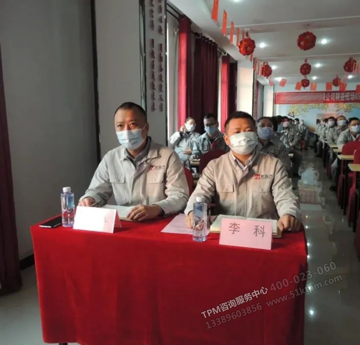 新益為咨詢袁老師（左）、新益為咨詢李老師（右）