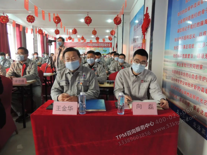 生產(chǎn)副總王副總（左）、新益為咨詢向老師（右）